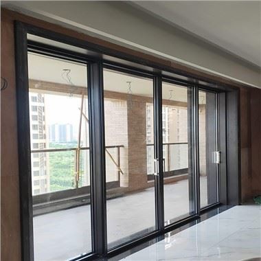 Sisäänkäynti Ovet