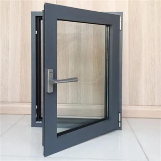 sivulle ripustetut alumiiniikkunat